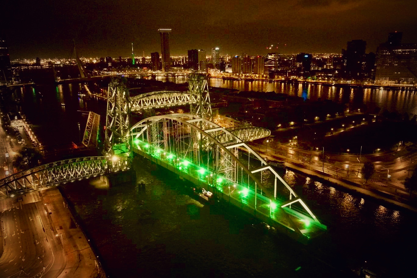 2021 05 10 Suurhoffbrug transport door Rotterdam Hef4 Eyecatcher iov Rijkswaterstaat.jpeg