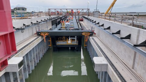 De deur wordt met lieren de deurkas ingetrokken